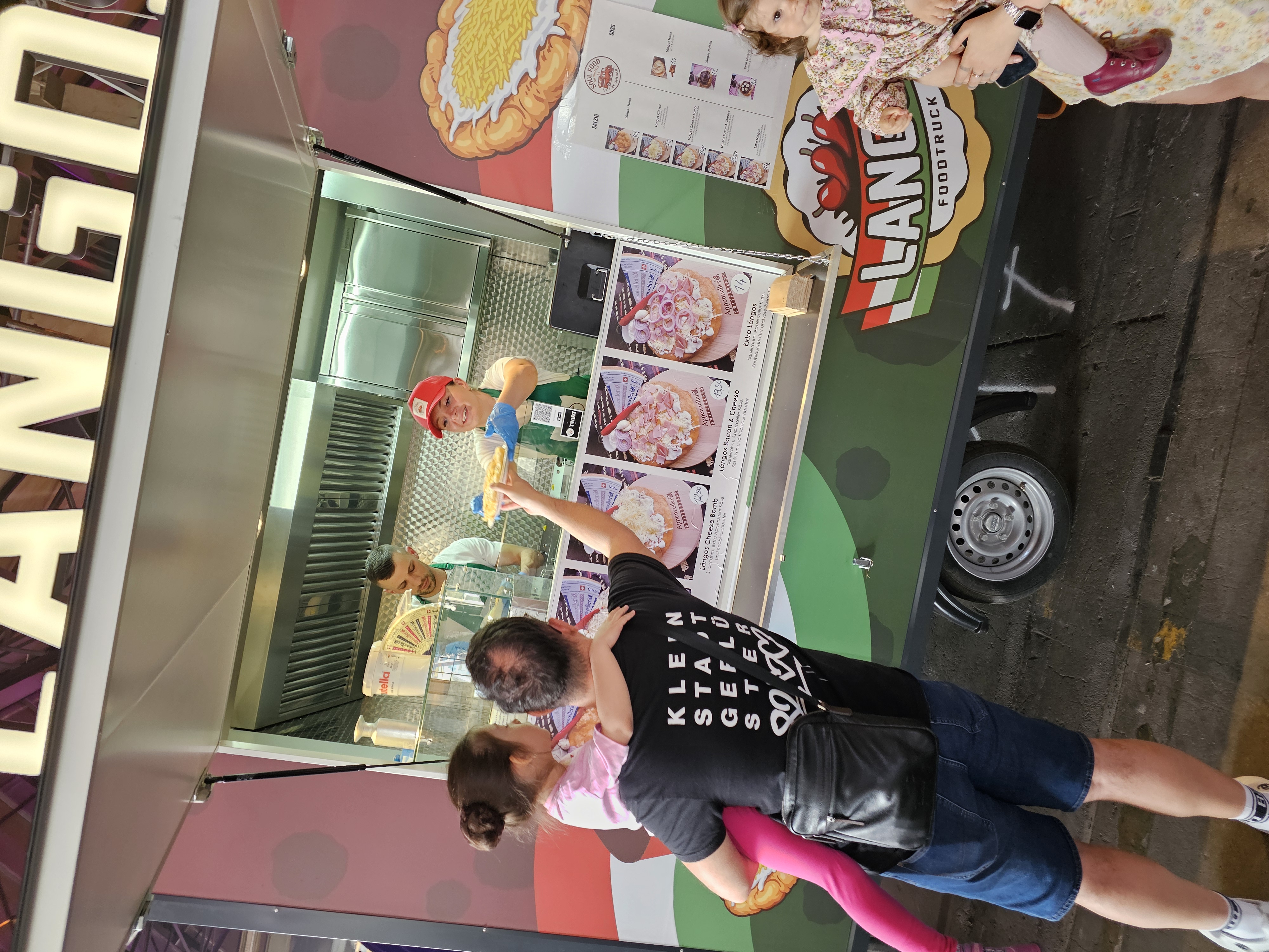 Lángos serviert